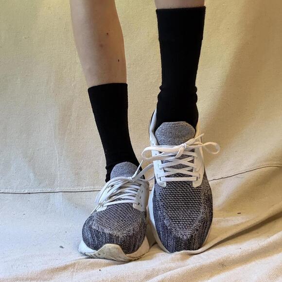 Nike flyknit running sneaker white and black running shoes - Picture 5 of 7